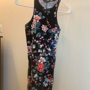 Formed fitted floral dress 4/$20 💜